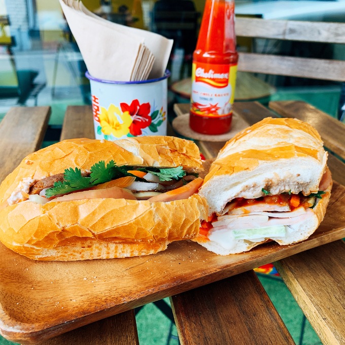 Bánh mì Hà Nội với nhiều nhân tại quán cà phê Seoul