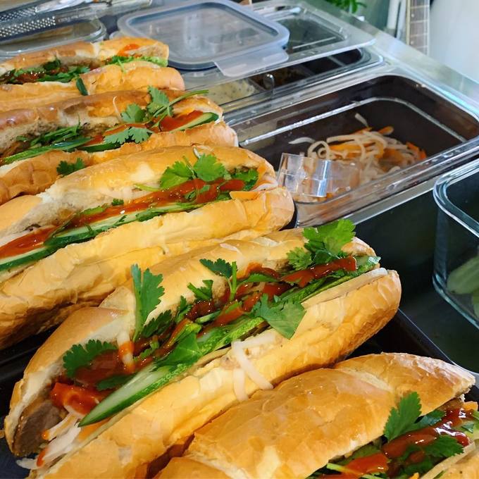 Bánh mì kẹp nhân tươi ngon tại quán cà phê bánh mì Hà Nội