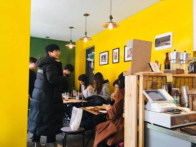 Không gian quán cà phê bánh mì Hà Nội tại No Ryang Jin