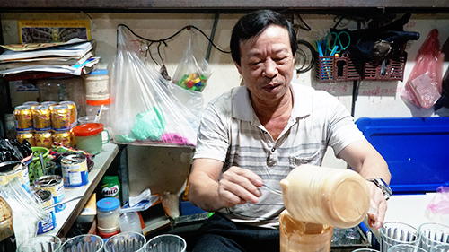 Ông Long tại góc quán cà phê bọt Nghệ An
