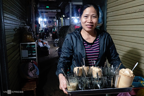 Bà Lý phục vụ cà phê bọt Nghệ An cho khách