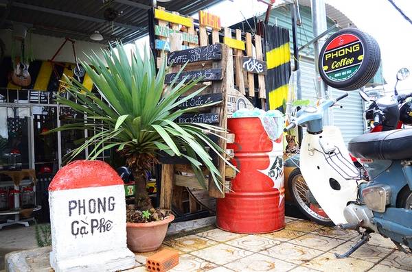 Quán cà phê Phong nằm lửng lơ trên con dốc đường Trần Nhân Tông, rất dễ tìm thấy. Đầu tiên, bạn sẽ bắt gặp cột mốc phía ngoài với mặt bên trong để 0 km ngụ ý đây là nơi bắt đầu của thành phố dù quán mới chỉ ra đời vài năm.