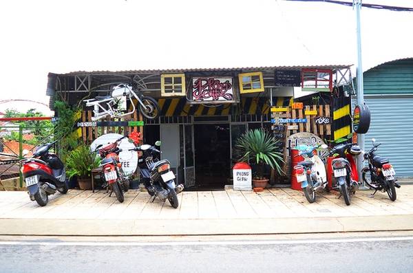Mùa này, khi Đà Lạt bước vào những ngày mưa rả rích thì nơi đây càng trở lạnh và thiên nhiên xanh mát hơn bao giờ hết. Ghé quán, gọi một ly cà phê rồi thả hồn vào từng con đường, nhành cây ngọn cỏ cho đến con người, bạn sẽ cảm thấy nó trở nên mới mẻ và đặc biệt hơn bao giờ hết.