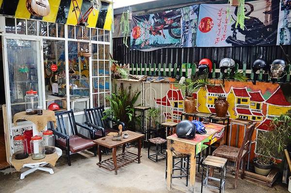 Những chiếc bàn ghế nhỏ xinh với đủ màu sắc bắt mắt được chính tay chủ quán trang trí. Vốn là người gốc Hà Nội, anh Thương Như đã từ bỏ cuộc sống ở thủ đô và chọn mảnh đất này là nơi dung dưỡng tuổi trẻ của mình. “Mình cũng không biết cơ duyên nào khiến mình ở lại đất Đà Lạt, nhưng ngay lần đầu tiên trong một chuyến phượt đến đây, mình đã biết sẽ phải gắn bó với nơi này”, chủ quán chia sẻ.