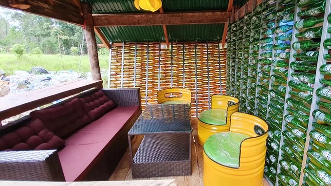 Chỗ ngồi bên ngoài Rubbish Coffee Campuchia có tầm nhìn ra rừng thông