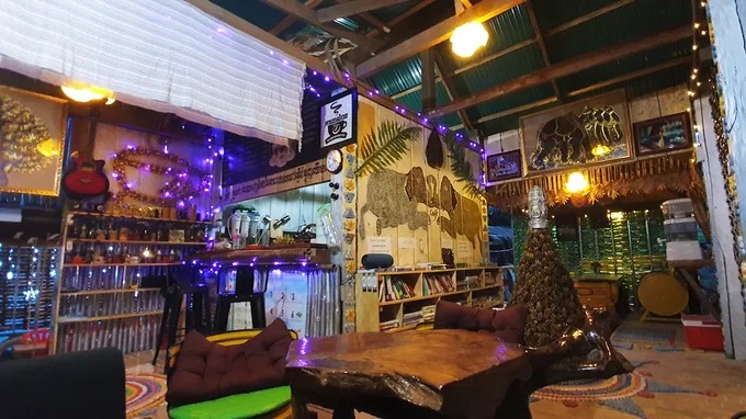 Rubbish Coffee Campuchia thu thập rác thải để trang trí và nâng cao nhận thức bảo vệ môi trường