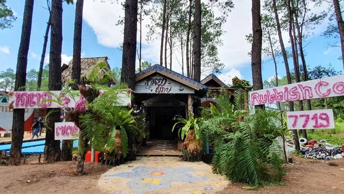 Rubbish Coffee nằm ở vùng ngoại ô, thuộc tỉnh Kandal, Campuchia. Địa chỉ này đón khách từ đầu tháng 7 nhưng gây chú ý bởi mô hình kinh doanh độc đáo.