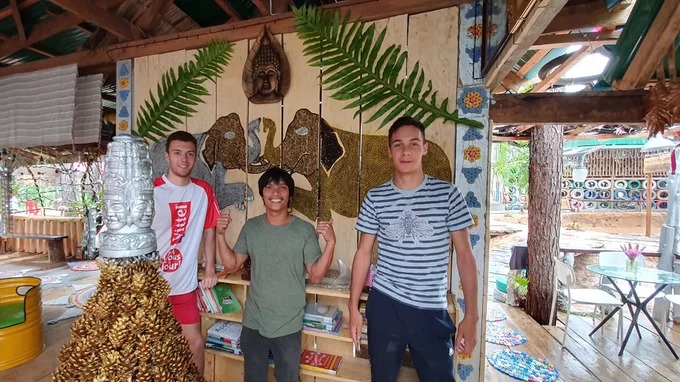 Quán không chỉ đón khách là người địa phương mà còn cả người nước ngoài. Không gian nơi đây cũng được anh Vanday thường xuyên tổ chức các lớp tập huấn, lớp học về rác cùng các hoạt động cho trẻ em.