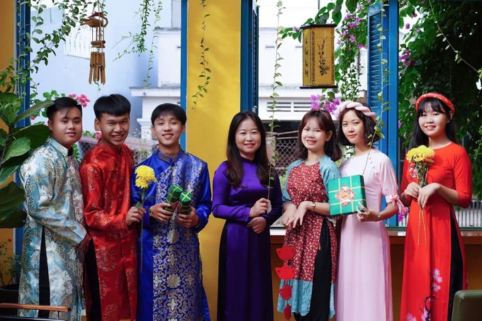 Chủ quán là chị Lương Ái Trúc (áo dài tím) chụp hình cùng các bạn trẻ tại quán cà phê Hội An Mystery. Chị Trúc người gốc Quảng Nam, cho biết quán ra đời không đơn thuần vì mục đích kinh doanh, mà chị ước mong quảng bá vẻ đẹp quê nhà và tạo ra những giá trị nhỏ qua không gian này. Quán hiện tại là một phần trong nhà vườn rộng hơn 1.700 m2 của chị Trúc. Ảnh: NVCC.