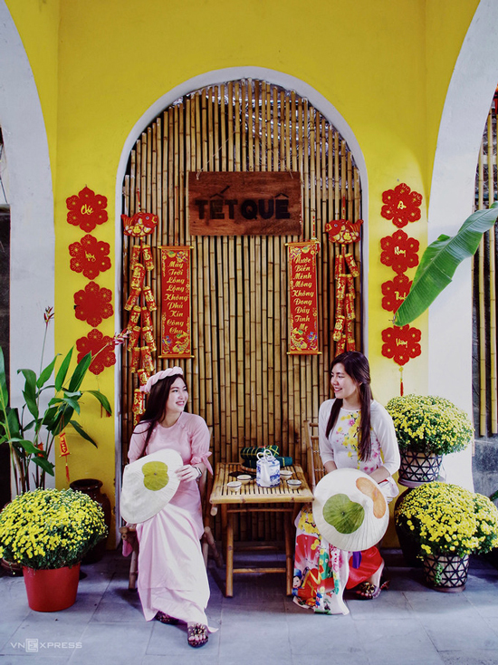 Ngân (trái) và Nhung đã biết địa chỉ quán cà phê Hội An Mystery từ trước nhưng không rõ quán có dịch vụ mượn áo dài miễn phí. Hai bạn trẻ vừa tranh thủ đến quán và chụp bộ ảnh đón Tết.