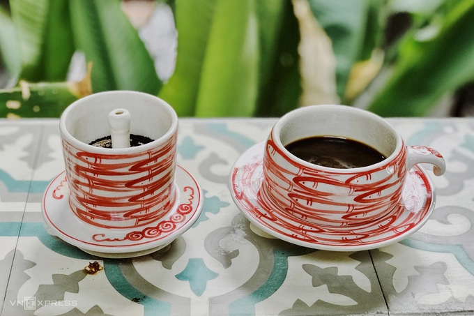 Trong menu đồ uống tại quán cà phê Hội An Mystery, món cà phê mang tên quán được nhân viên giới thiệu có vị khác lạ. Cà phê đựng bằng phin và tách gốm sứ được pha theo công thức riêng của chủ quán. Ngoài ta quán còn chuyên các loại trà thảo mộc truyền thống. Giá đồ uống khoảng 30.000 đồng.