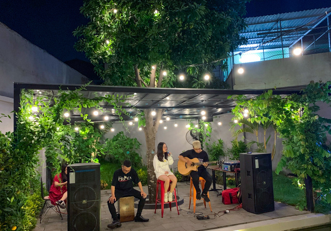 Ánh đèn lung linh buổi tối tại quán cà phê ống cống