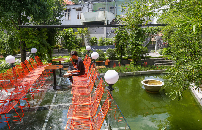 Tấm kính cường lực trên hồ tại quán cà phê ống cống
