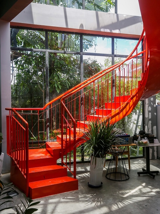Chiếc cầu thang lên tầng lầu.