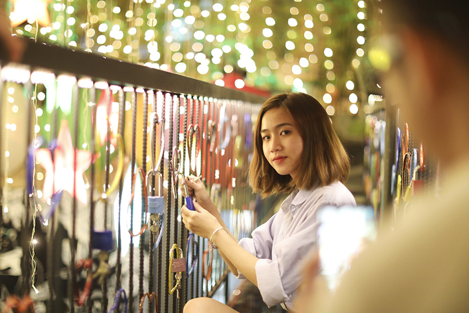 Chiếc cầu có độ dài khoảng 14 m, nằm ở trung tâm của quán cà phê. Cầu nằm trên độ cao chừng 5 m, nối liền 2 không gian của quán cà phê. Vào buổi tối, cây cầu được thắp sáng lung linh. Đây không chỉ là nơi chụp hình đẹp mắt mà còn là điểm hẹn hò lý tưởng dành cho các cặp đôi.