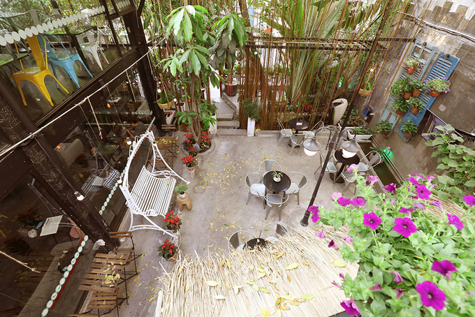 Nằm khuất mình trong một con hẻm nhỏ trên đường Tô Hiến Thành, quận 10, Cát Mộc Cafe có không gian rộng, mở cửa cách đây hơn 3 năm. Quán được chia làm nhiều không gian khác nhau. Khách có thể chọn vị trí bên ngoài thoáng mát để trò chuyện, tận hưởng thiên nhiên tươi mát hay gian nhà bên trong, nơi riêng tư cho những ai thích ngồi một mình hoặc đi cùng người yêu.