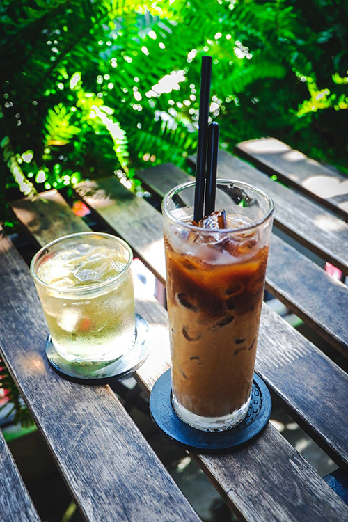 Thực đơn trong quán có đầy đủ các loại nước cơ bản như cà phê, cappuchino, các loại trà, sinh tố, nước ép... Điểm đặc biệt khiến nơi đây trở nên hút khách là hương vị cà phê. Là một người thích nghiên cứu cà phê, chủ quán đã tự sưu tầm và chọn ra những loại cà phê ngon.  Quán còn có phục vụ cơm trưa và bãi giữ xe miễn phí. Giá một phần nước uống tại đây dao động từ 20.000 đồng.
