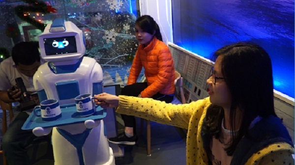 Robot giao tiếp với khách tại quán cà phê robot