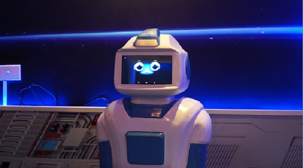 Sau nhiều tháng nghiên cứu và thử nghiệm, cả nhóm cho ra đời robot Mortar, tên được đặt theo một loại súng cối, chiều cao 130 cm, nặng 20 kg và có thể hoạt động liên tục trong 15 tiếng khi sạc đầy điện. Đây cũng là con robot duy nhất được sử dụng tại quán cà phê này.
