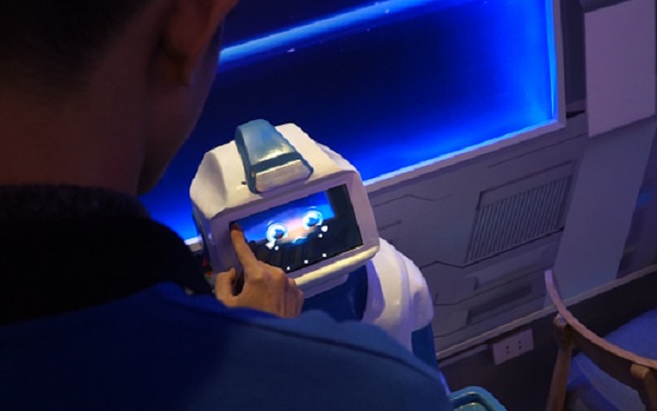 Khi khách gọi đồ, nhân viên sẽ pha chế và đặt vào khay trên tay robot, chọn số bàn để nó tự dò đường đưa tới tận nơi cho thực khách.