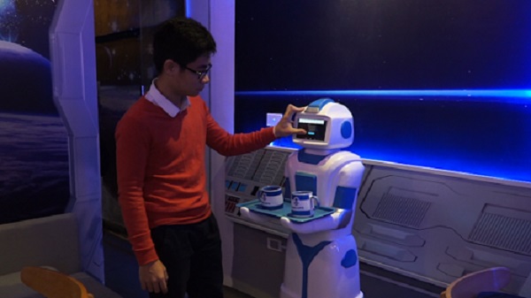 Quán cà phê đầu tiên có robot phục vụ tại Việt Nam