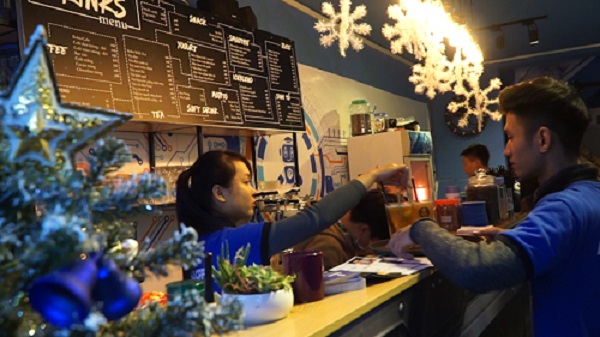 Menu của quán có nhiều lựa chọn từ cà phê, trà, smoothie đến nước ép, sinh tố, sữa chua… cùng bánh ngọt và đồ ăn nhẹ, giá từ 20.000 đến 45.000 đồng. Đồ uống đặc biệt là trà sữa Bubble Gum, có màu tự nhiên từ thảo mộc và hương vị khác lạ khi kết hợp với một loại trà chủ quán không tiết lộ tên.