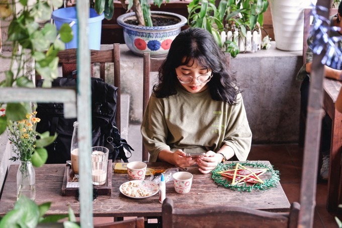 Khách hàng chia sẻ trải nghiệm tại quán cà phê Cư Xá