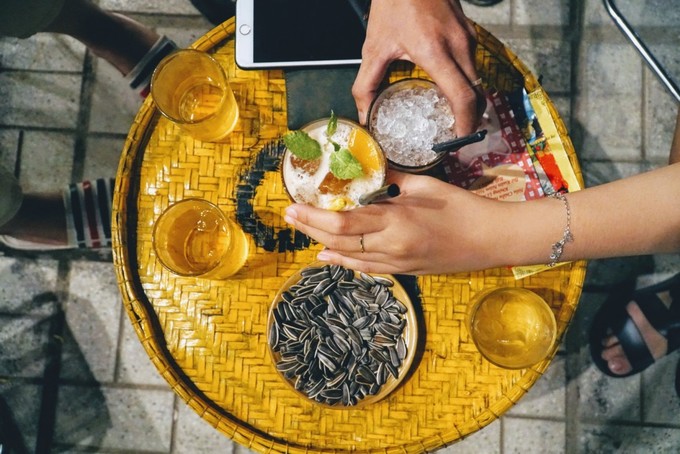 Nia tre được sơn vàng làm mặt bàn tại quán cà phê bu gà Quảng Ngãi