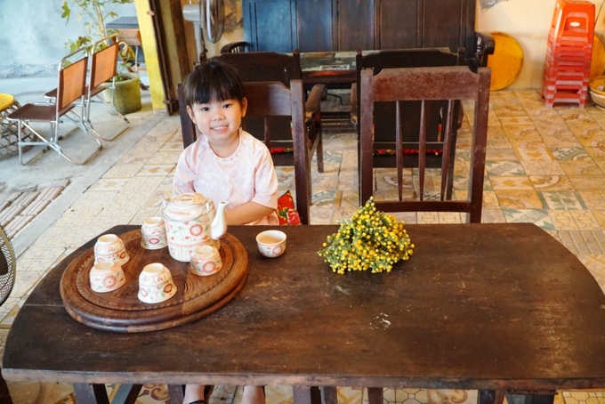 Bàn ghế và tivi cũ là kỷ vật từ ngôi nhà xưa tại quán cà phê bu gà