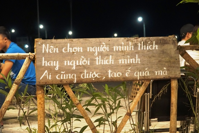 Những câu nói thịnh hành được treo tại quán cà phê bu gà