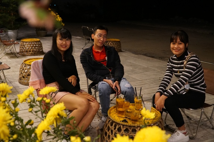 Buổi tối quán cà phê bu gà trở thành nơi lý tưởng để bạn bè tụ họp