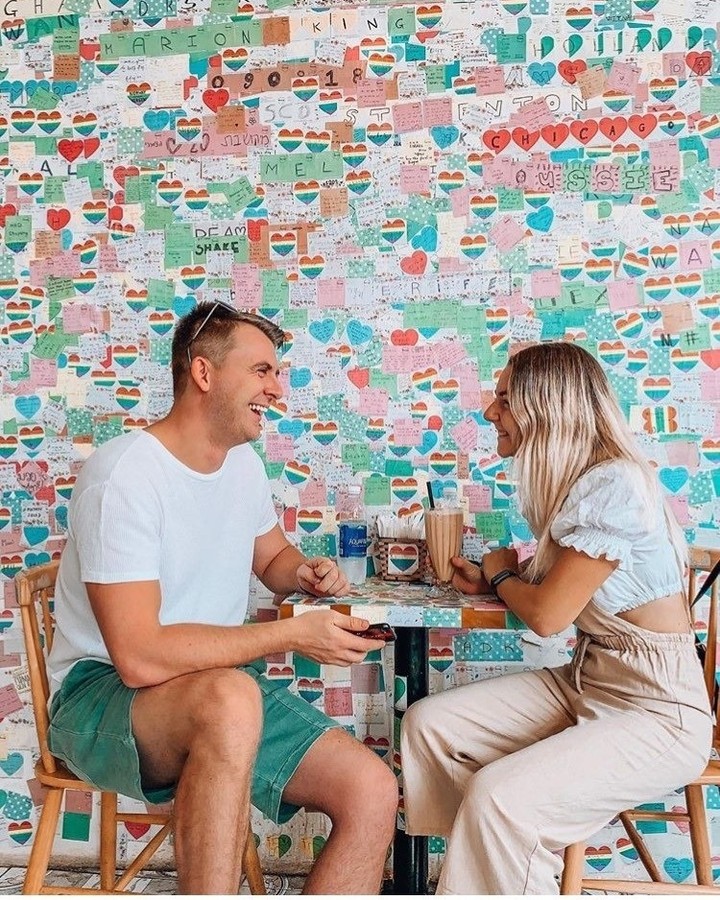 Du khách để lại lời nhắn tại quán cà phê Hà Nội The Note Coffee