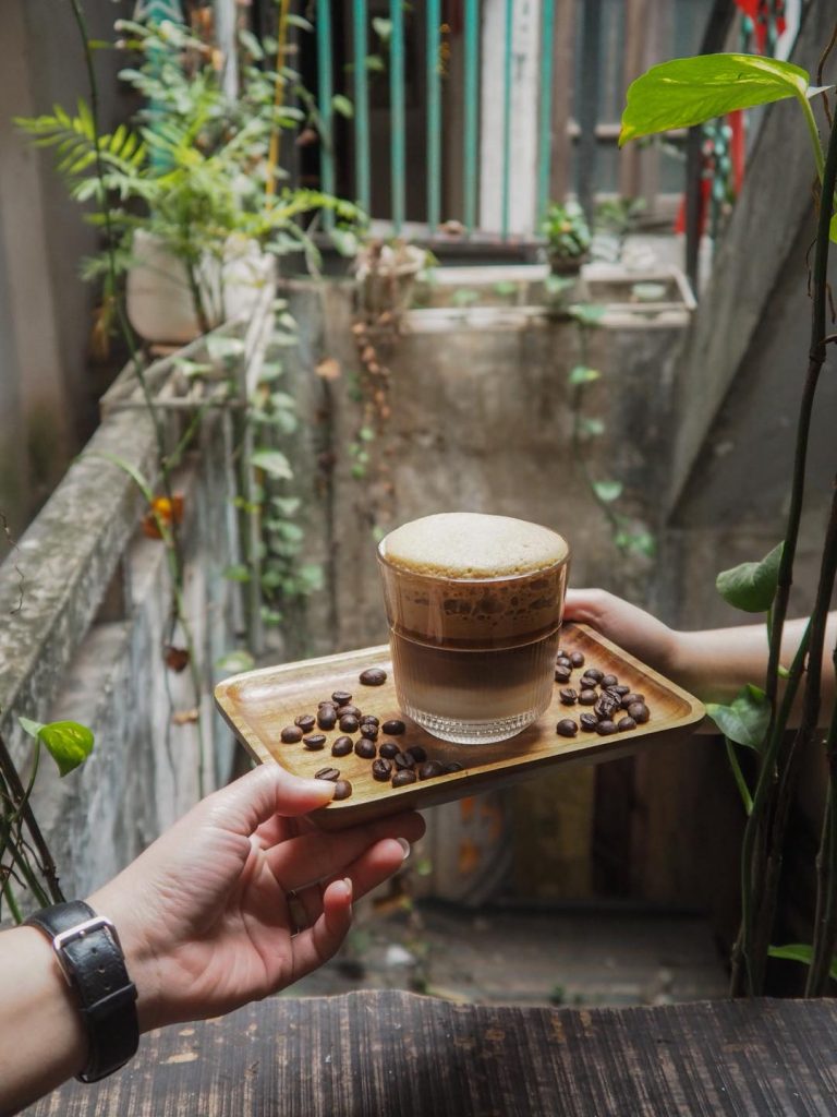 Không gian thưởng thức tại quán cà phê Hà Nội C.O.C Legacy