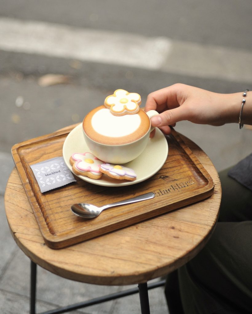 Không gian tối giản tại quán cà phê Hà Nội Blackbird Coffee