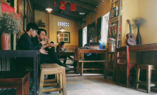 Quán tuy rất bé nhưng có nhiều cửa nên không gây cảm giác bí. Ảnh: Instagram