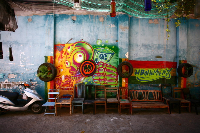 Đối diện quán là mảng tường được vẽ theo lối graffiti, thu hút sự chú ý của khách đi ngang qua.