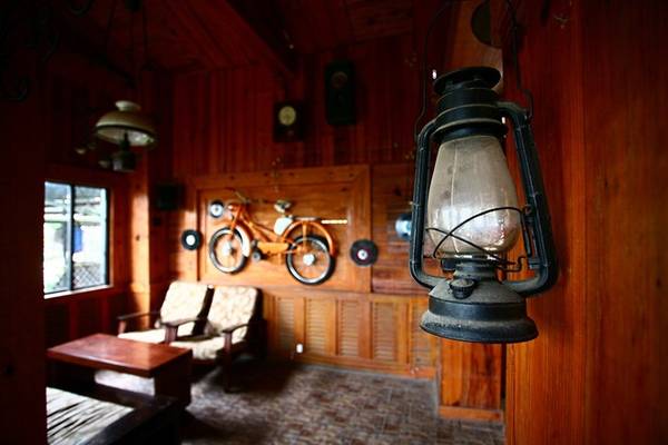 Đèn cổ và máy chữ trong quán cà phê hoài niệm Đà Lạt