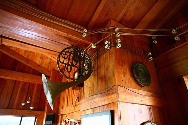 Đồ cổ loa và điện thoại trong quán cà phê hoài niệm