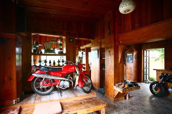 Bên trong, chất liệu chủ đạo của quán là gỗ với khung mái và trần gỗ, tường ốp gỗ và bàn ghế nội thất đều bằng gỗ.