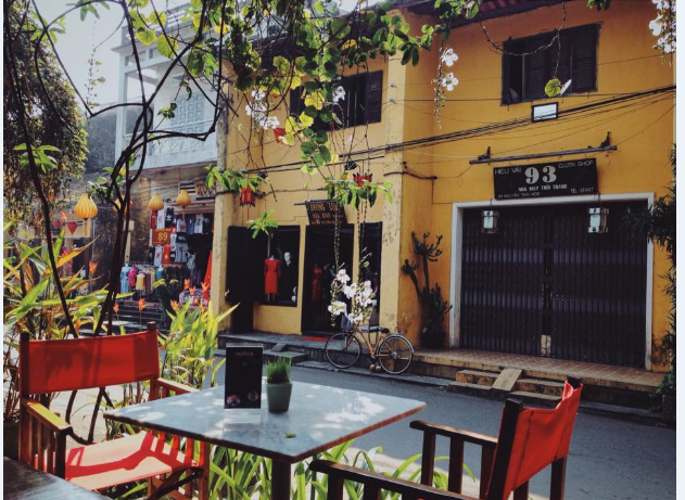 Ngồi thưởng thức cà phê ngắm dòng người qua lại tại Hải Cafe