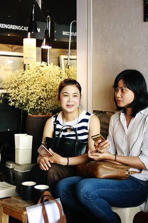 Thực khách tìm kiếm không gian yên bình tại quán cà phê Hà Nội Reng Reng