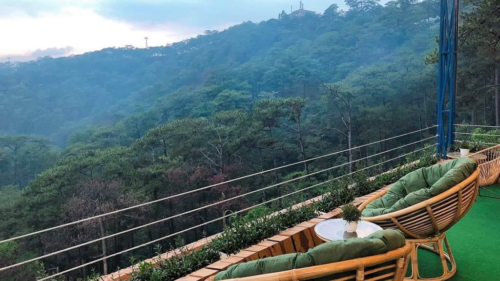 Quán cà phê Horizon cho phép ngắm đồi thông Đà Lạt lúc bình minh