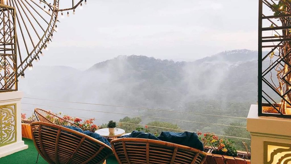 Ban công check-in tại quán cà phê Horizon Đà Lạt