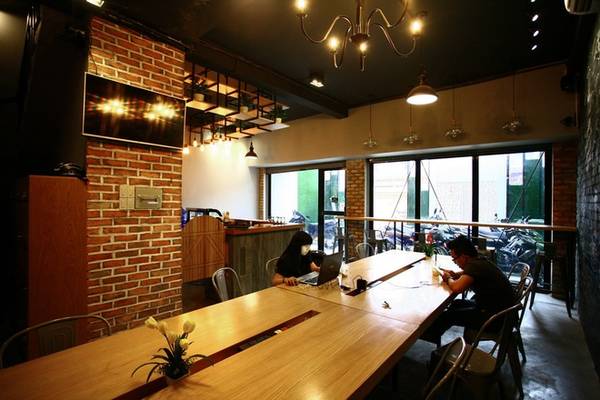Nội thất hiện đại của quán cà phê kiêm văn phòng Citihub