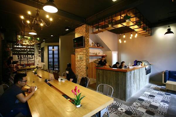 Quầy bar tại Citihub quán cà phê kiêm văn phòng