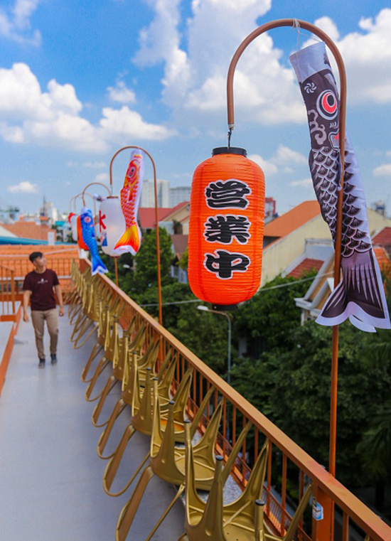 Sân thượng quán cà phê Nhật trang trí đèn lồng và cờ cá chép Koinobori