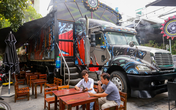 Quán cà phê container làm từ xe đầu kéo tại Bình Tân Sài Gòn