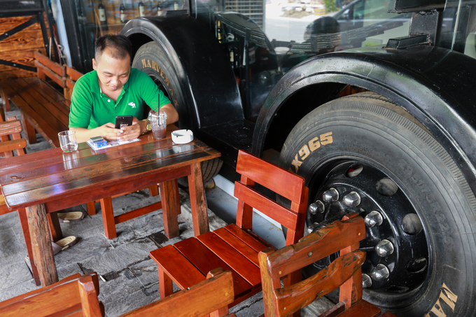 Bàn ngoài trời tại quán cà phê container Sài Gòn