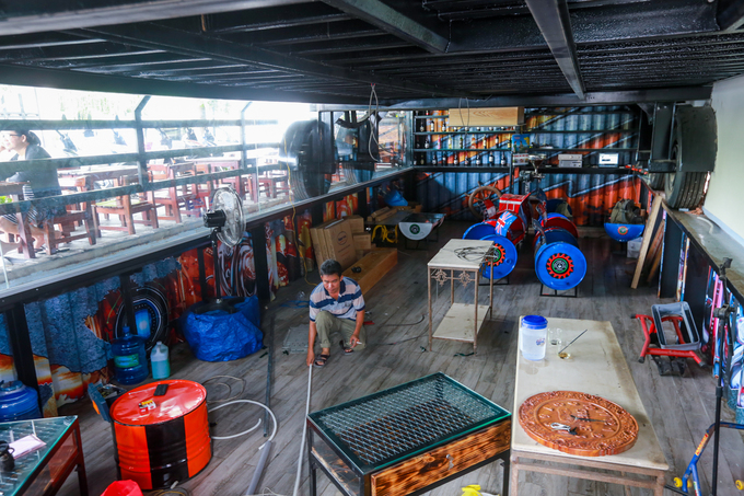 Thùng container còn lại được đặt âm đất, đang được thi công hoàn thiện. "Điểm độc đáo của quán là nếu gắn lại máy vào xe container thì có thể chạy được, tạo thành quán di động", anh Nhựt chia sẻ.