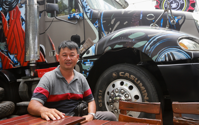 "Vốn mê xe lại có sẵn lô đất chưa sử dụng nên tôi mở quán cà phê. Tôi mua một đầu kéo cũ loại 40 feet (12 m) nhưng vẫn còn hạn đăng kiểm và hai thùng container về để thiết kế quán cà phê. Chỉ riêng tiền mua xe đã hết gần 500 triệu, chưa kể công xây dựng, thiết kế, trang trí... mất cả năm mới thi công xong", anh Nguyễn Thành Nhựt (chủ quán) cho biết.